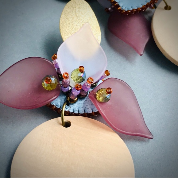 Floral earrings with wood pendant - Picture 4 of 14